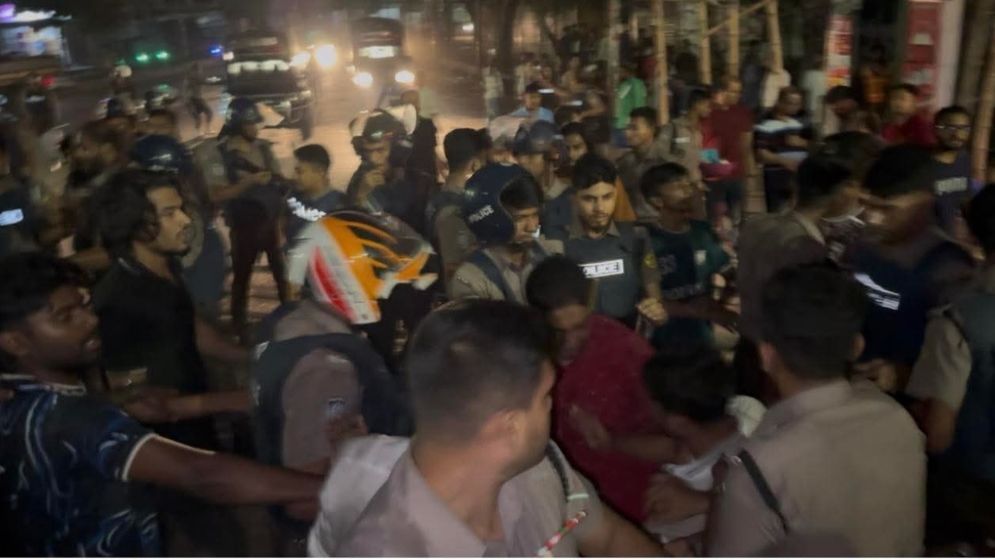 জুতা চুরি নিয়ে সংঘর্ষ, জবিতে সাংবাদিকসহ আহত ১৩