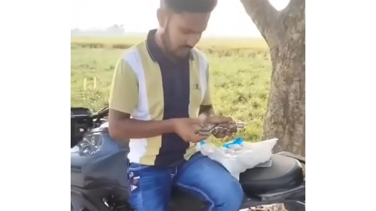 পিস্তল হাতে যুবদল নেতার ছেলের ভিডিও ভাইরাল, ‘খেলনা’ দাবি